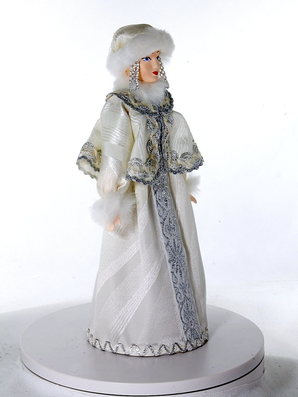 Фарфоровая кукла коллекционная Снегурочка в белой шубе. Новогодняя игрушка под ёлку ручной работы