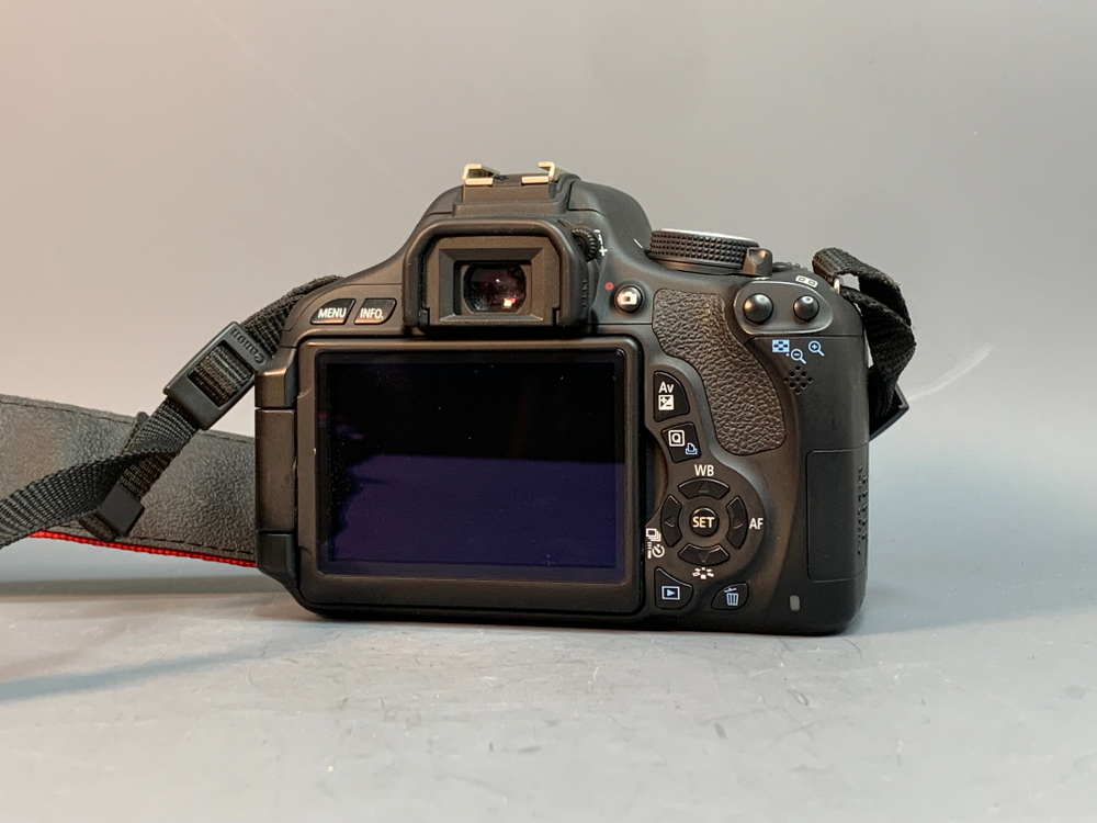 Canon EOS 600D kit 18-55mm ll 7.278 Кадров