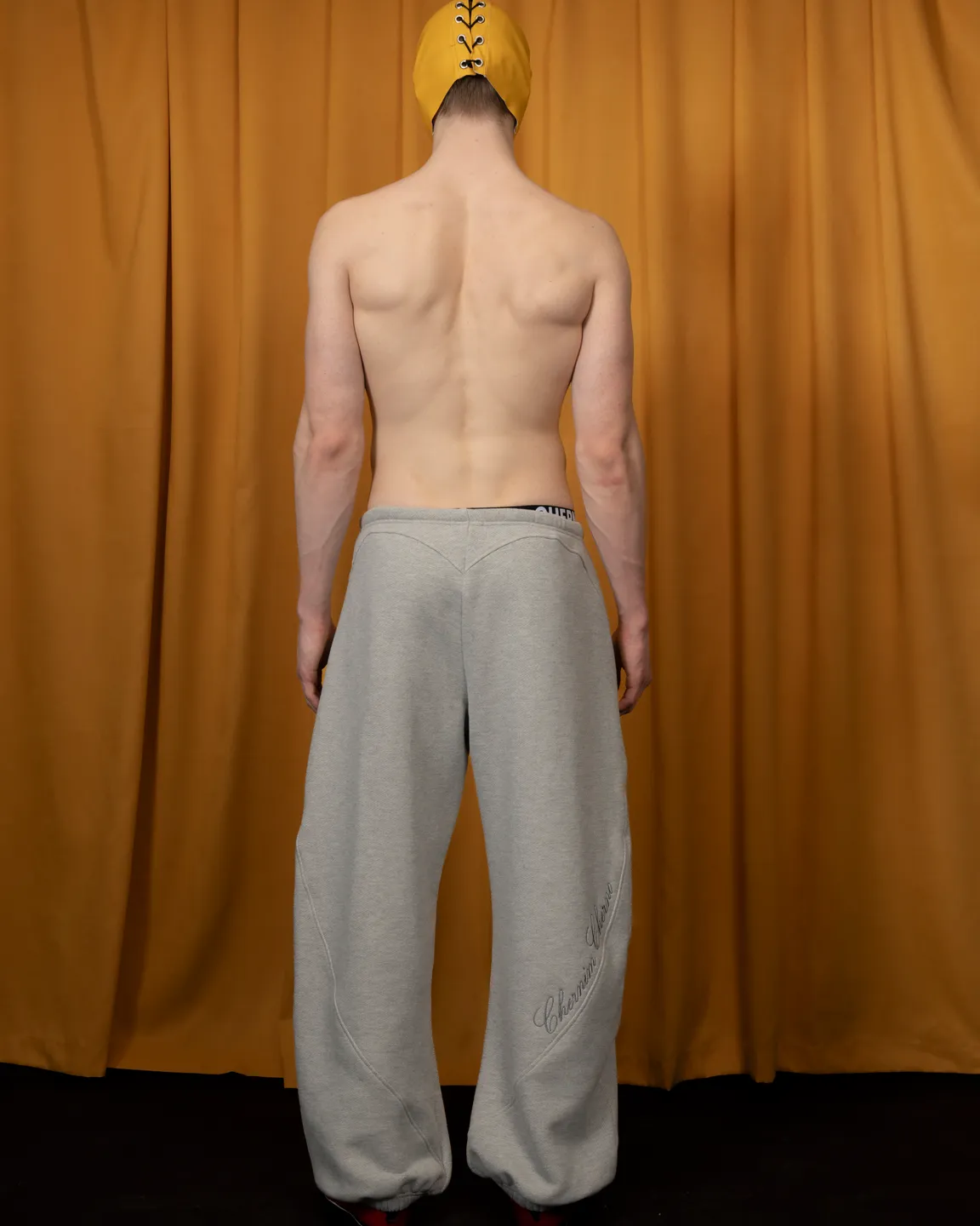 Серые брюки 