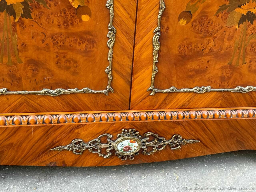 Старинный дрессуар с маркетри