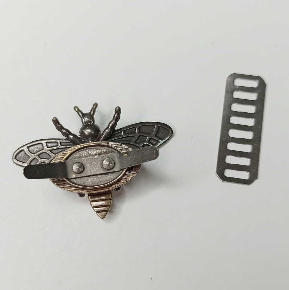 Замок вертушка  Мотылек на винтах 32*46 Антик