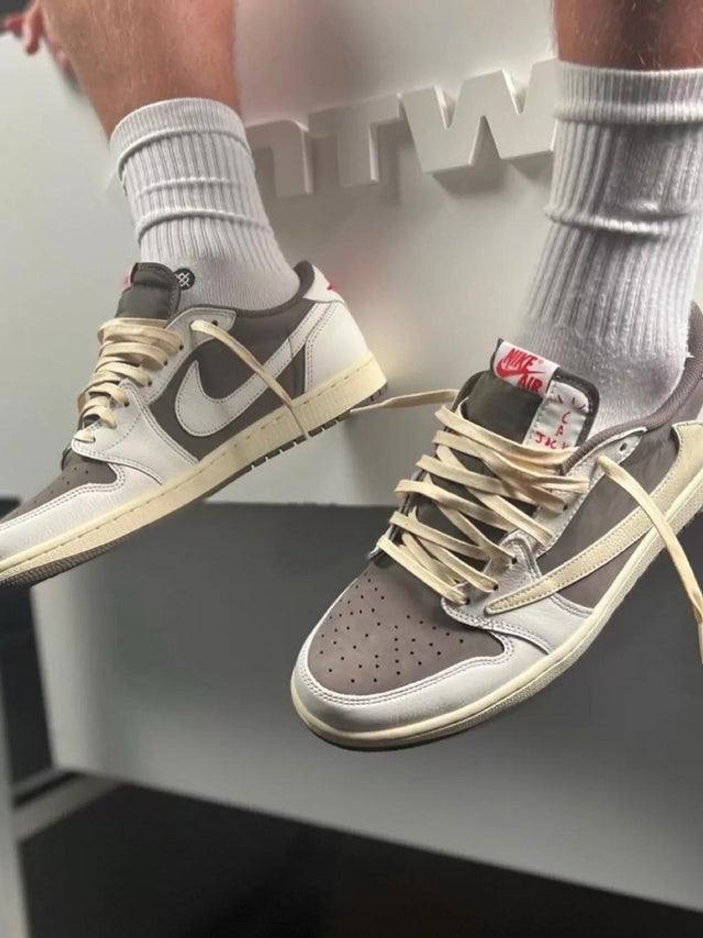 Кроссовки Nike Air Jordan & Travis Scott