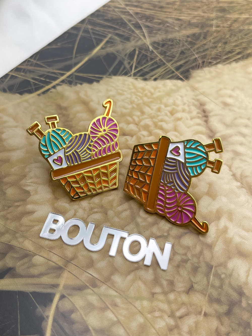 Брошь-Пин "Корзина с пряжей и спицами"