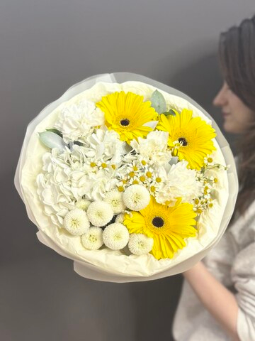 Авторский букет в бело-желтой гамме