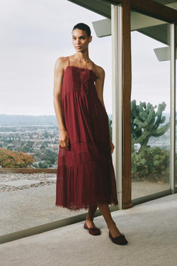 ZARA ПЛАТЬЕ МИДИ С КОНТРАСТНЫМ КРУЖЕВОМ, ЦВЕТ БУРГУНДСКОГО ВИНА