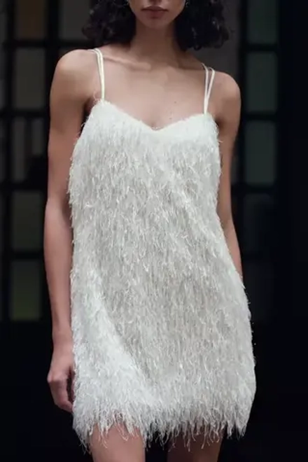 ZARA МИНИ-ПЛАТЬЕ С БАХРОМОЙ И БЛЕСТЯЩЕЙ НИТЬЮ, БЕЛЫЙ