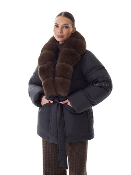 Черный удлиненный пуховик с поясом и меховым воротником