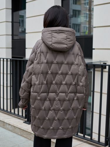 Удлиненный пуховик цвета хаки с манишкой-капюшоном