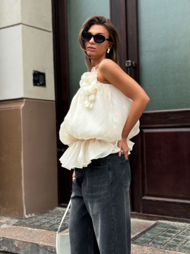 Объемный бежевый топ из шифона с брошью