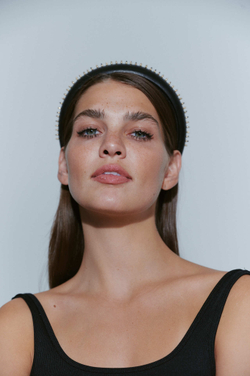 Объемный ободок с мелкими шипами