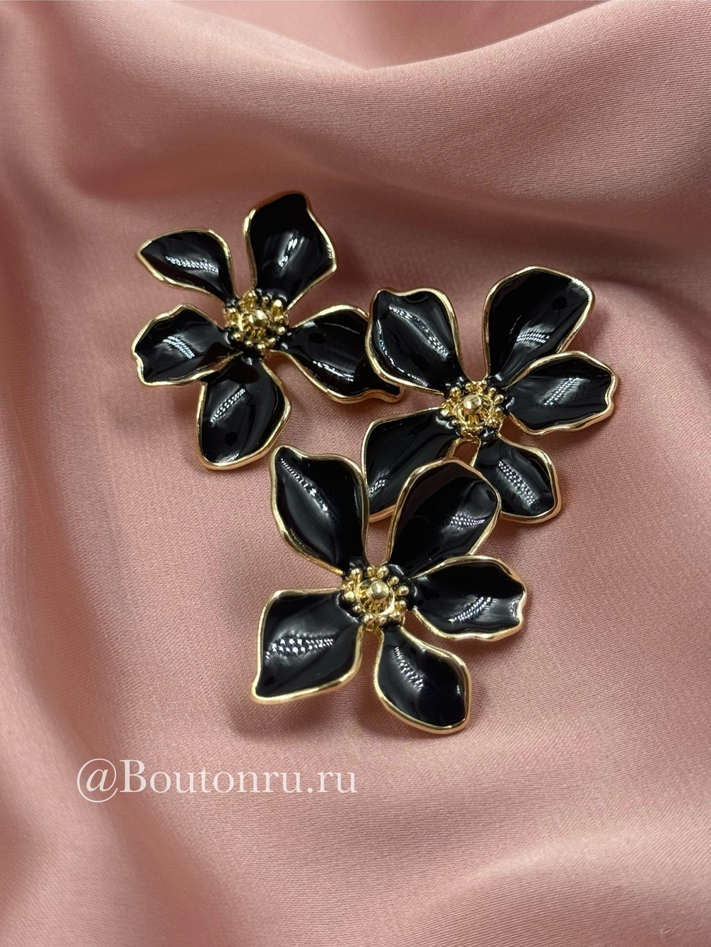 Пуговица в форме цветка золотистая с черной эмалью
