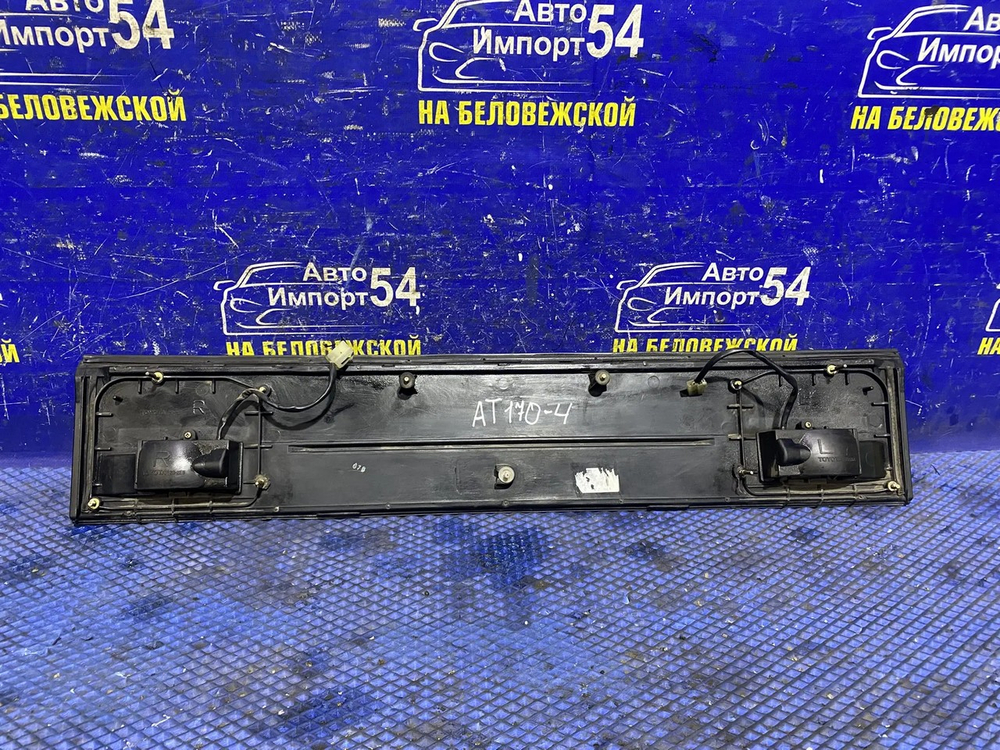 Вставка в багажник центральная TOYOTA CORONA 1988