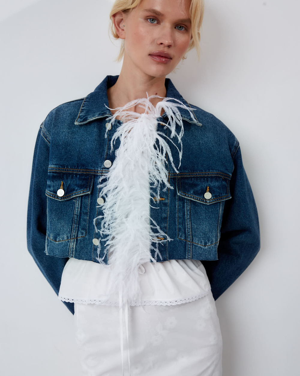 Джинсовая куртка укороченная с перьями