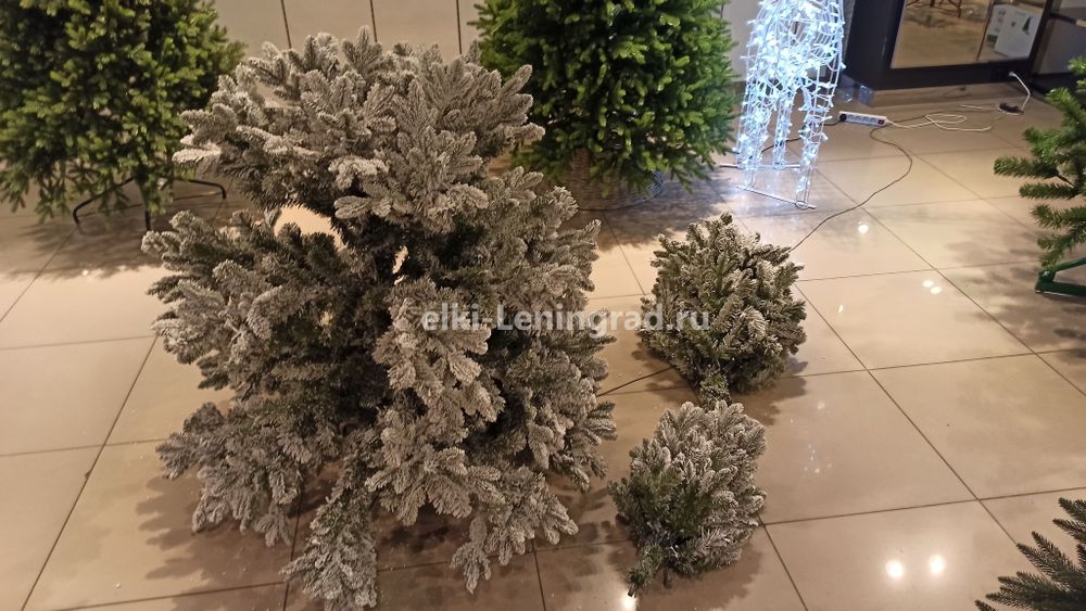 Заснеженная ель с гирляндой «Барокко» холодный свет (Литая+пвх) 240 см / 2,4 м