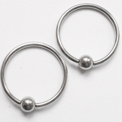 Кольцо сегментное, диаметр 14 мм для пирсинга. Толщина 1,2 мм, шарик 4 мм.Медицинская сталь. 1 шт