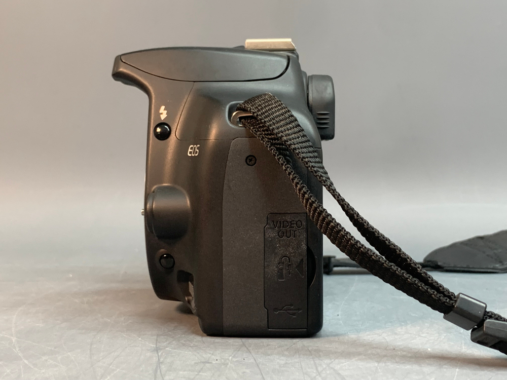 Canon 1000D kit 18-55mm 3.5-5.6 IS 2.500 кадров