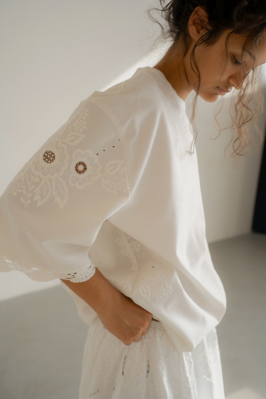 Удлиненный топ с кружевом