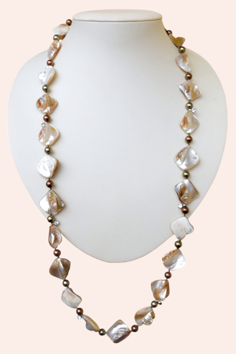 Бусы из жемчуга и перламутра