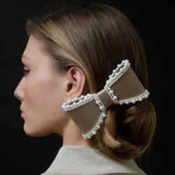 Бант-бабочка бежевый с жемчужным декором