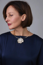 Брошь подвеска цветок из перламутра с жемчужиной, золотая окантовка