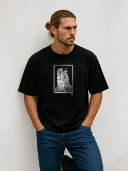 Футболка оверсайз с принтом и обрезной горловиной