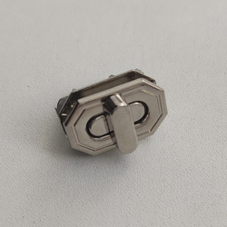 Замок вертушка на винтах 27*17 Серебро