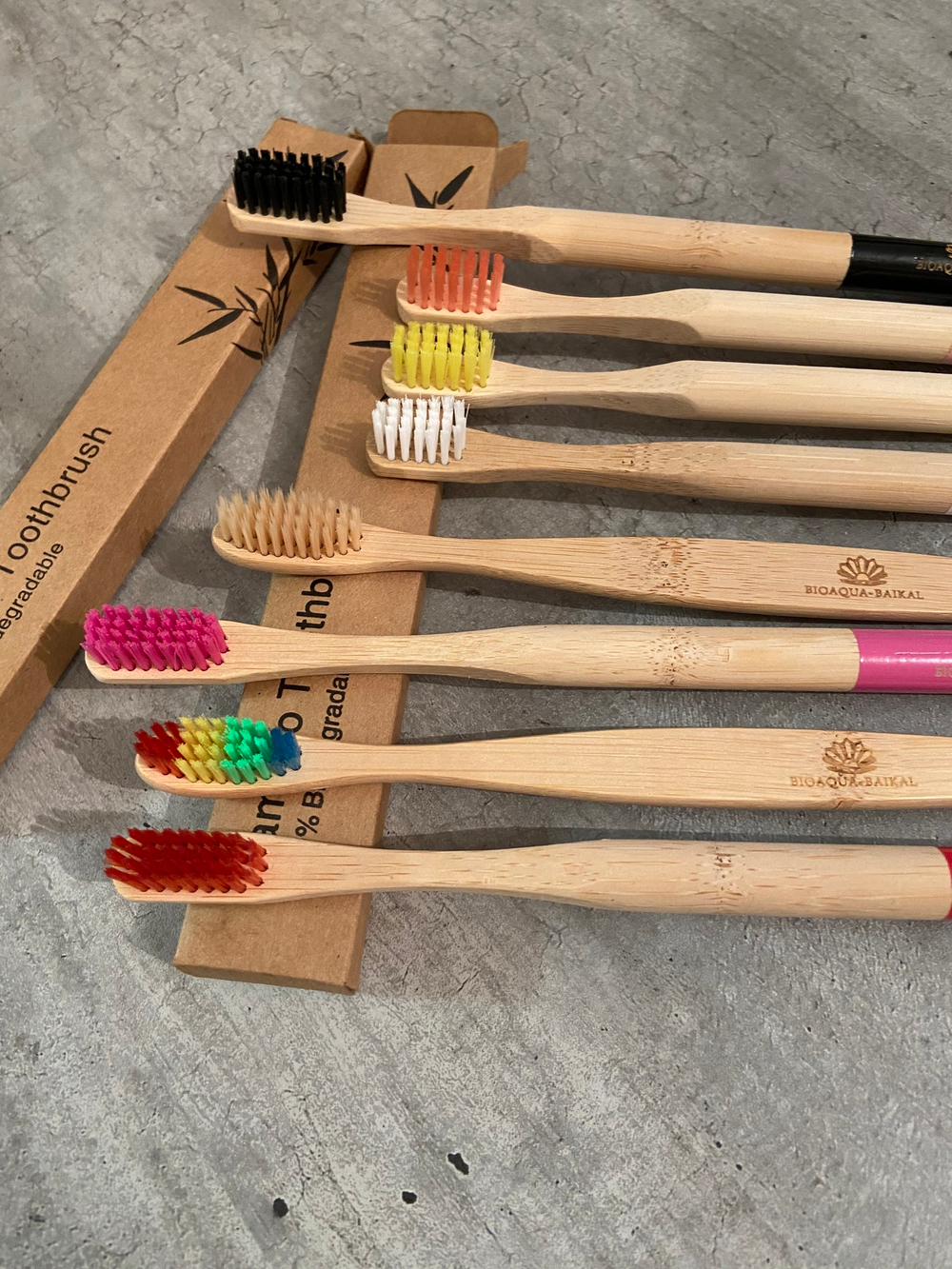 Детская Зубная щетка из бамбука, щетина с угольным напылением,bamboobrush, ​1 шт. (средняя жесткость), круглая ручка. цвета в ассортименте.