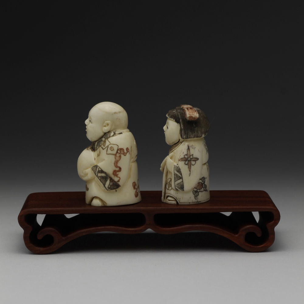 Сет нэцкэ Два ребенка Карако (мальчик и девочка) на подставке