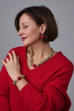 Браслет Византия биколор:золото и графит с красным плоским жемчугом Майорка