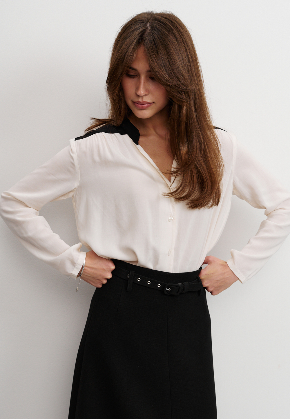 Блуза с черной планкой, молочная