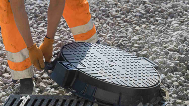 Плитка вокруг колодца и люков: как оформить технические зоны без проседаний