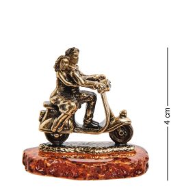 Народные промыслы AM-3130 Фигурка «Пара на Мотороллере» (латунь, янтарь)