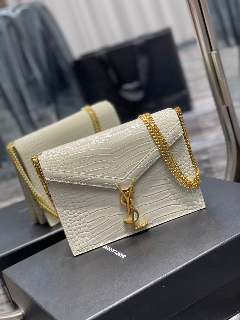Saint Laurent Cassandra Medium 22 cm