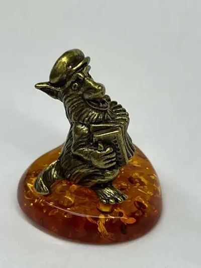 Бронзовая статуэтка на янтаре