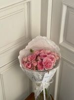 Кулек с нежными кустовыми розами