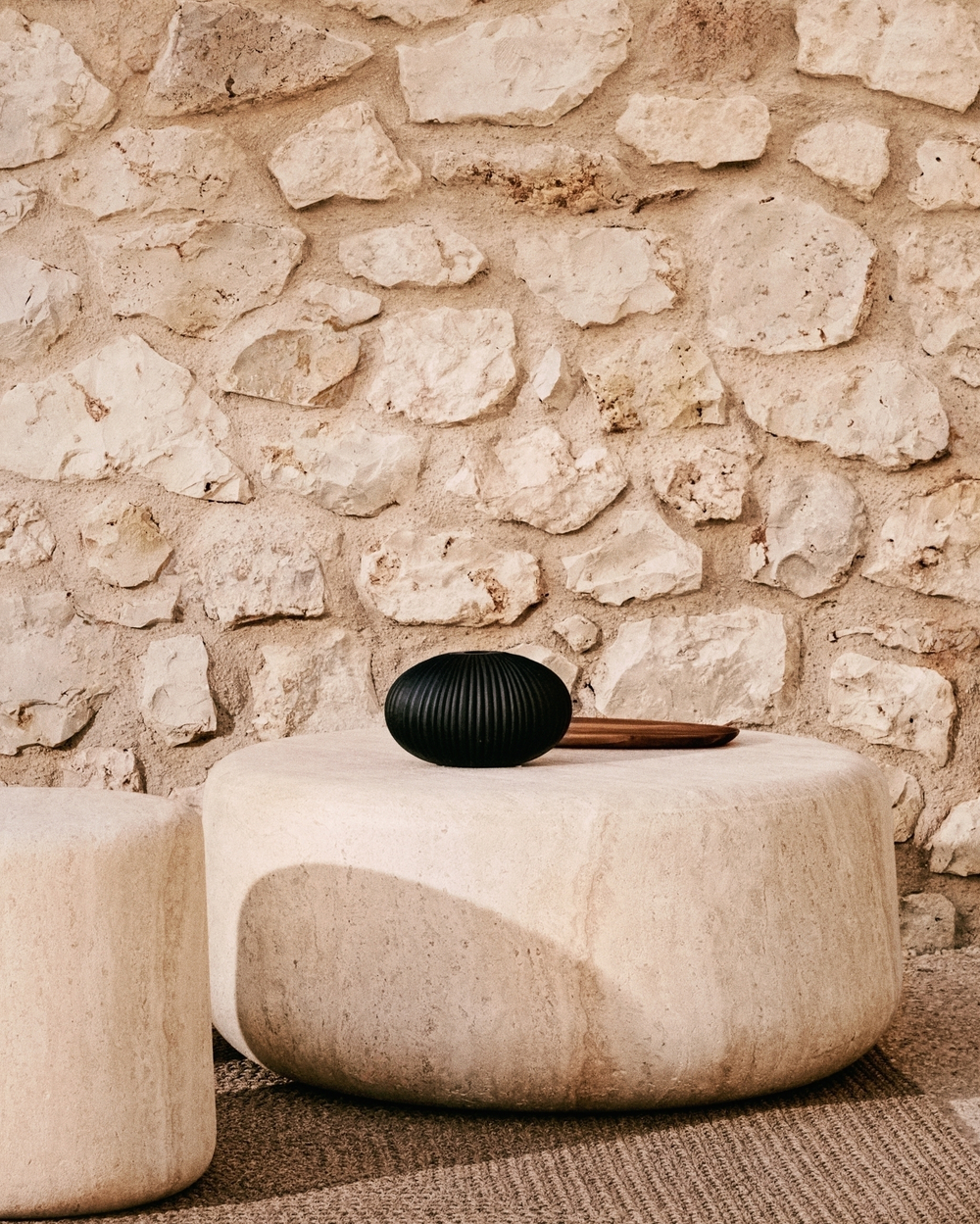 Цементный столик Drasi с отделкой под травертин Ø90 см