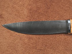 Шкуросъемный нож "Якут" с кованым долом, дамасская сталь, рукоять карельская береза