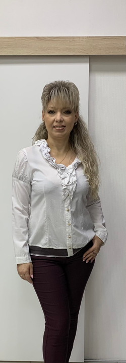 Стрейчевый белый блузон со стразовым принтом