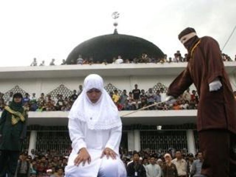 В Малайзии модель приговорили к порке из-за пива