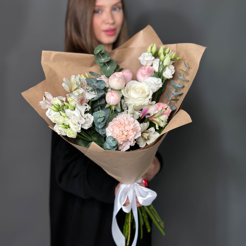 Букет цветов  с эустомой и пионовидной розой