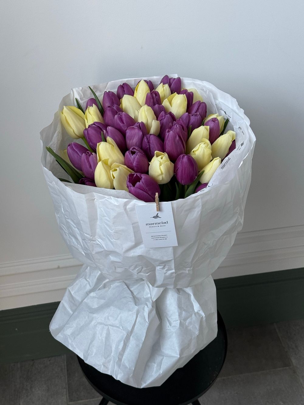 Букет из 51 фиолетового и желтого тюльпана-L