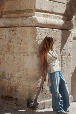 ZARA АТЛАСНЫЙ ТОП С ГОРЛОВИНОЙ ХАЛТЕР, СЕРО-БЕЖЕВЫЙ