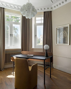 Стильные люстры из стеклянных дисков с эффектом мраморных разводов.