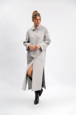 Пальто двубортное с боковыми разрезами и накладными карманами