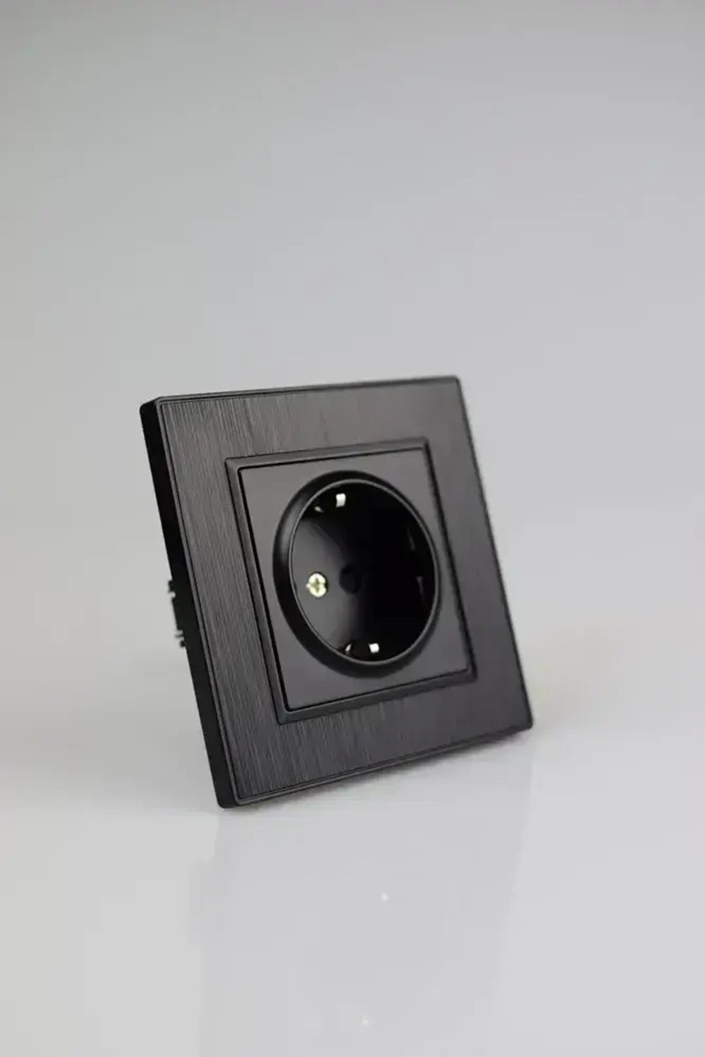 Розетка черная одинарная пластик
