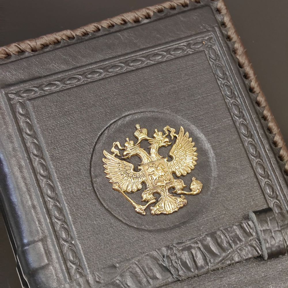 Ежедневник А5 «Герб РФ» (съемная обложка из натуральной кожи) с хлястиком в футляре
