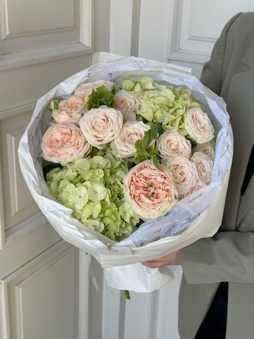 Букет сборный из гортензии, кустовых пионовидных роз и одноголовых роз