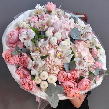 Букет с гортензиями, орхидеями, пионовидными розами