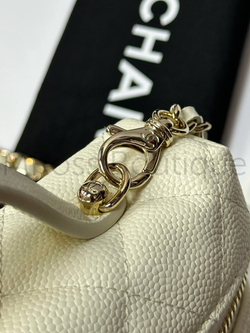 Белая сумка Chanel прямоугольная с золотой фурнитурой
