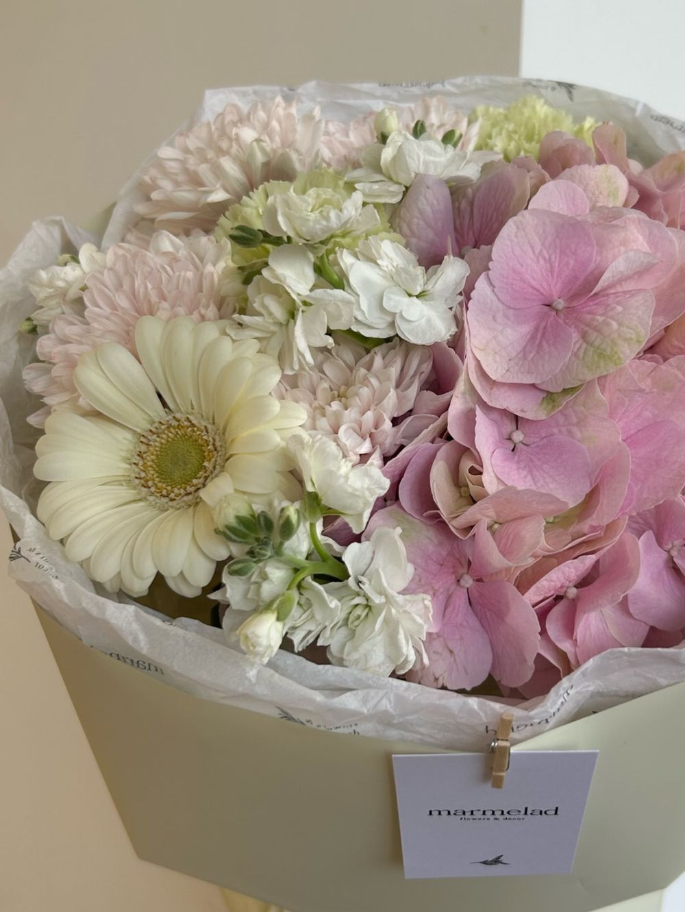 Букет из хризантемы, гортензии и маттиолы в белом оттенке